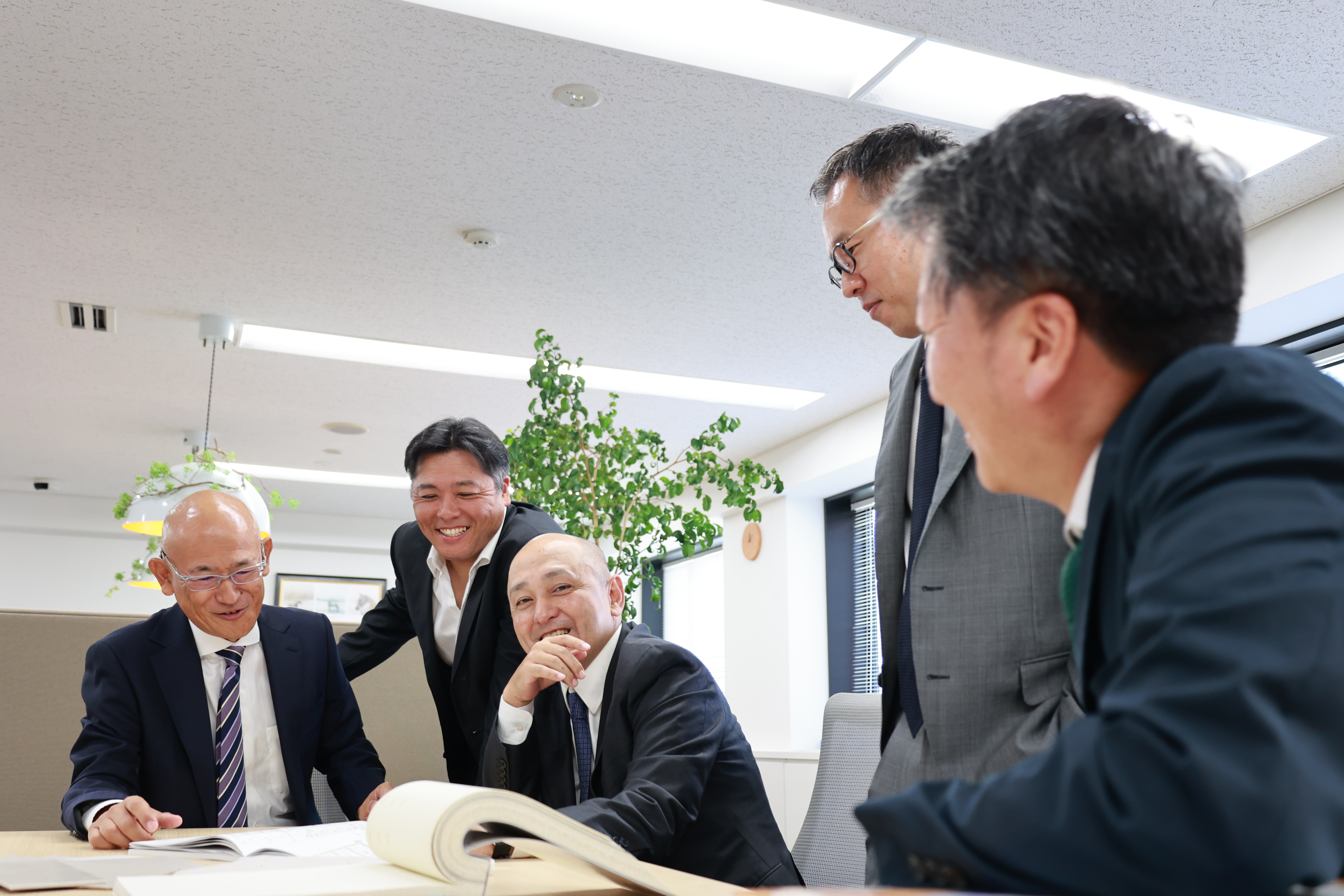 社員が集まって談笑している様子