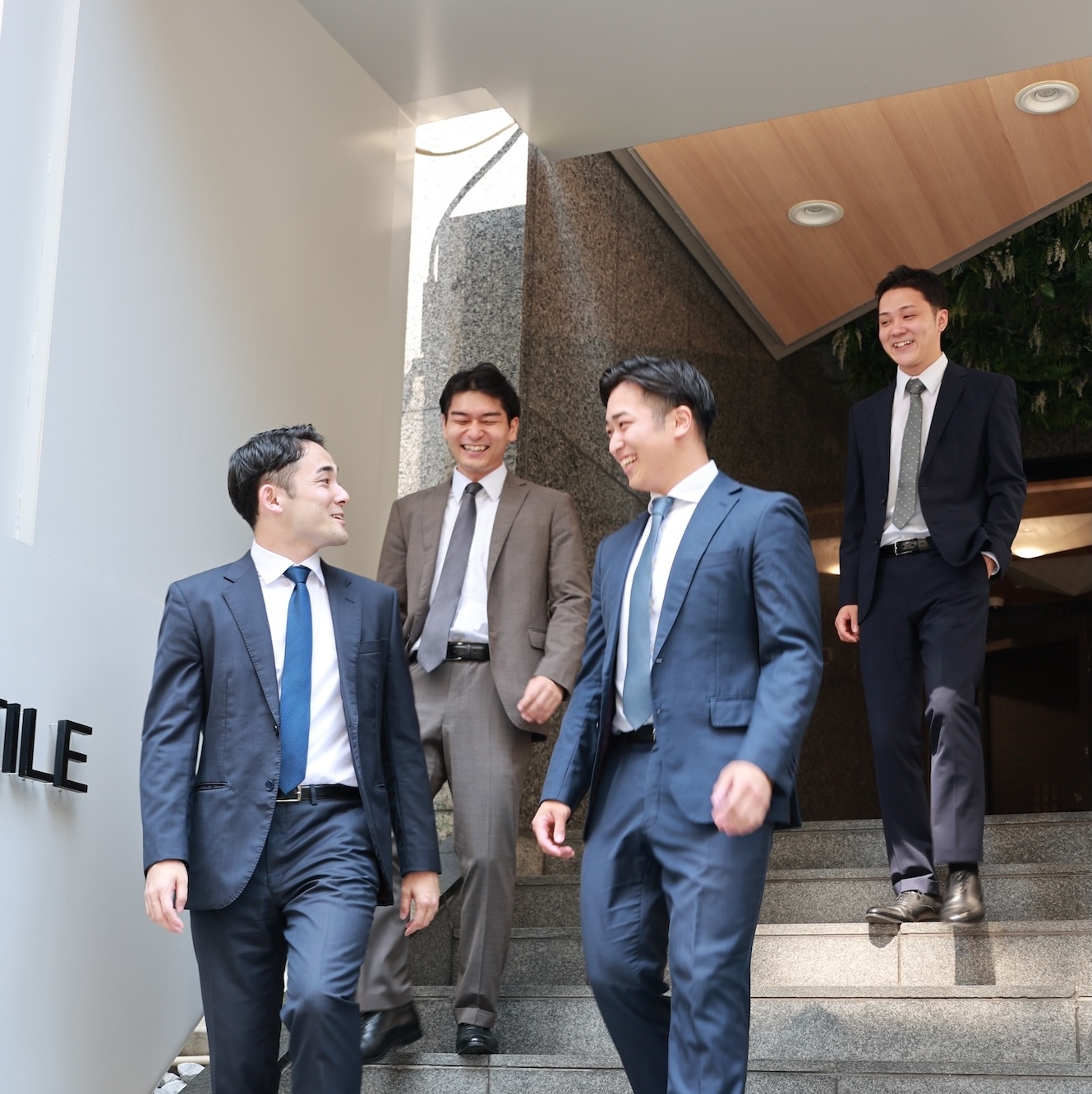 社員が同じテーブルで仕事に取り組んでいる様子