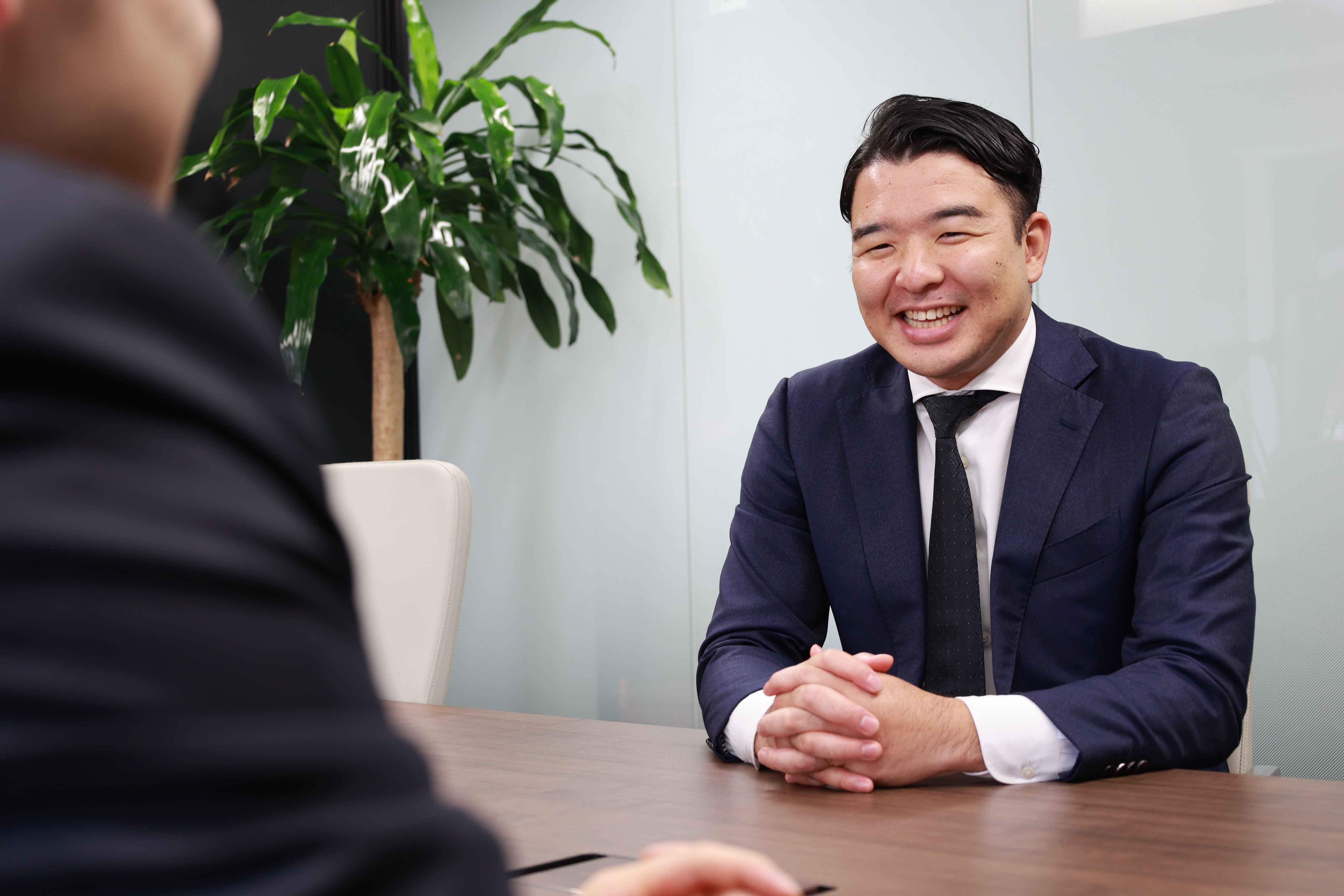 スタッフが座って微笑んでいる様子